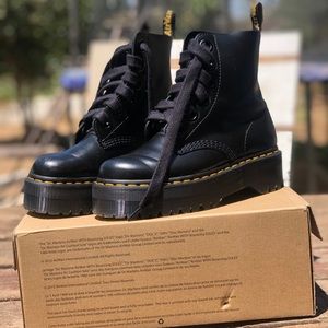 🖤Dr martens Molly Buttero Leather Platforms🖤